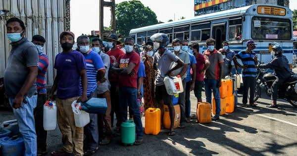 Người Sri Lanka xếp hàng chờ mua nhiên liệu