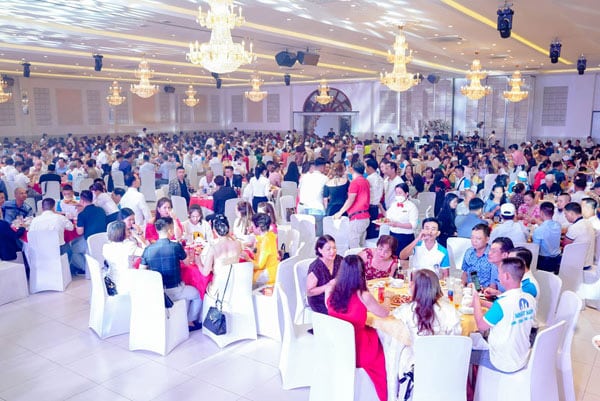 Chủ tịch Vũ Thị Thúy cùng 1000 thành viên cổ đông Nhật Nam trong đêm Gala Phú Quốc