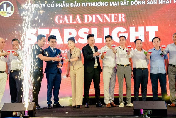 Chủ tịch Vũ Thị Thúy cùng 1000 thành viên cổ đông Nhật Nam trong đêm Gala Phú Quốc