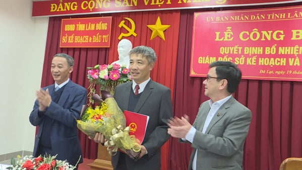 Chủ tịch UBND tỉnh Lâm Đồng Trần Văn Hiệp trao quyết định điều động bổ nhiệm ông Bùi Sơn Điền làm Giám đốc Sở Kế hoạch và Đầu tư