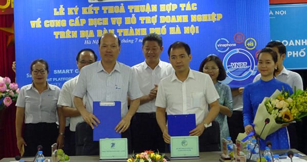 Ông Nguyễn Văn Đức, Phó Giám đốc Sở Kế hoạch và Đầu tư thành phố Hà Nội (bên phải) 