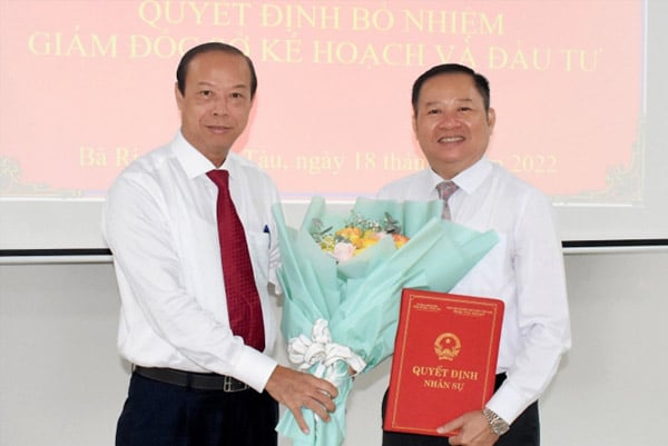 Ông Nguyễn Văn Thọ (trái) trao quyết định bổ nhiệm và chúc mừng tân Giám đốc Sở Kế hoạch Đầu tư Lê Ngọc Linh