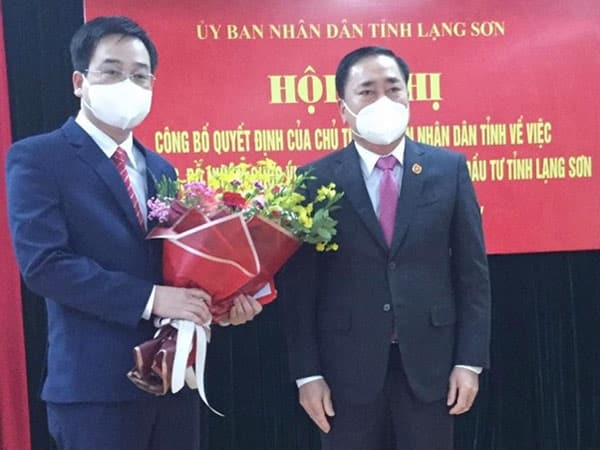 Ông Vũ Hoàng Quý (bên trái) Giám đốc Sở kế hoạch và đầu tư tỉnh Lạng Sơn 